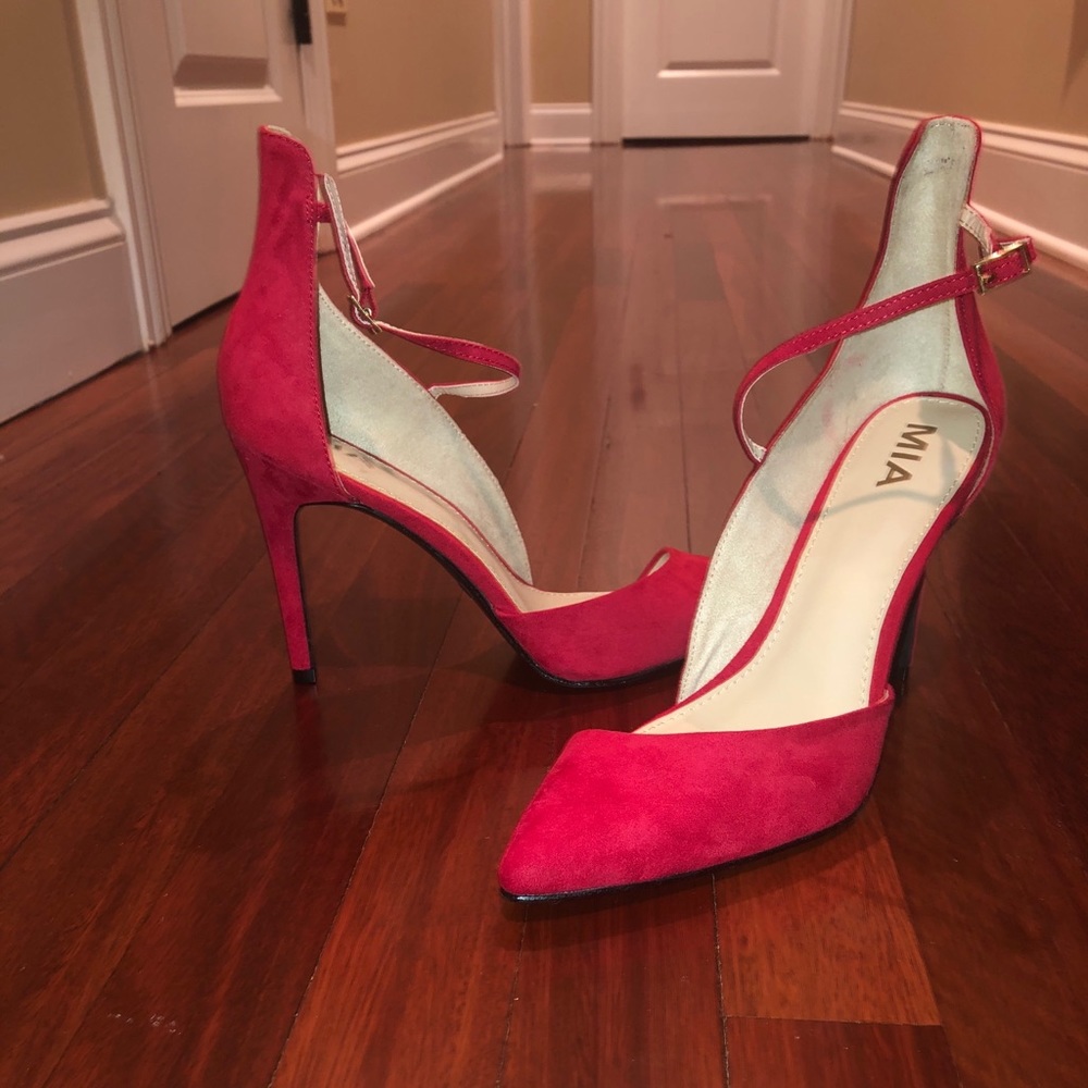 MIA Red suede pump